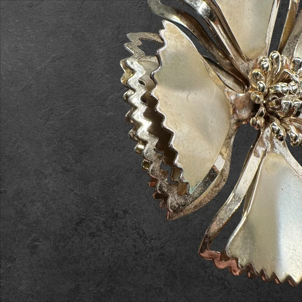 Flower Brooch Gold/Brass Tone Scalloped Mid-Century Style -‎ See photos